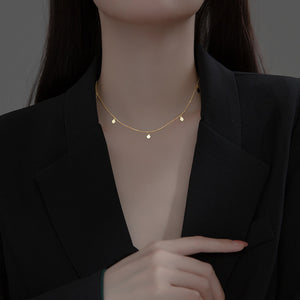 Collier à breloques brillantes