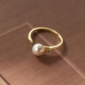 Bague en perles synthétiques au design unique.