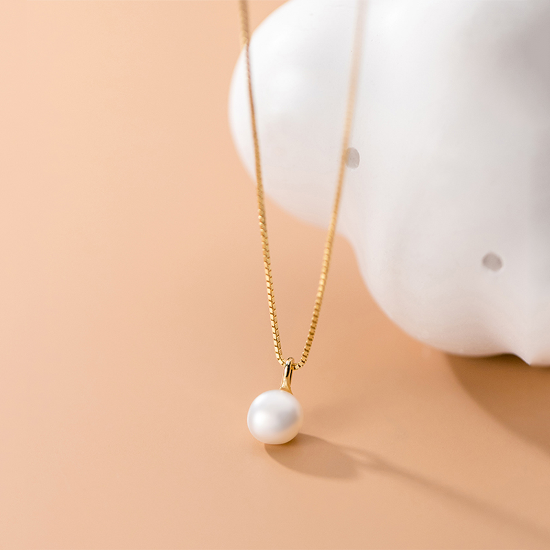 Geometric Oval Pearl Necklace