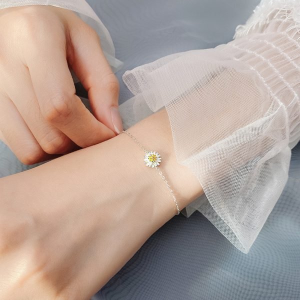 Vue alternative de Small Daisy Chain Bracelet