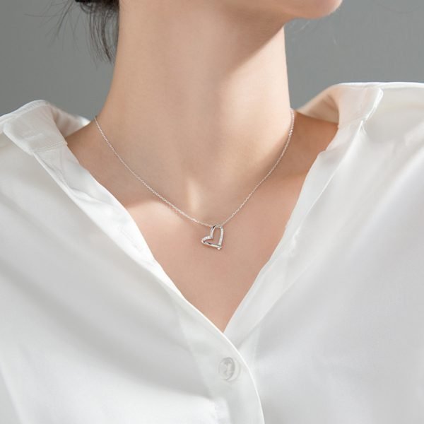 Vue alternative de Enchanting Love Heart Necklace