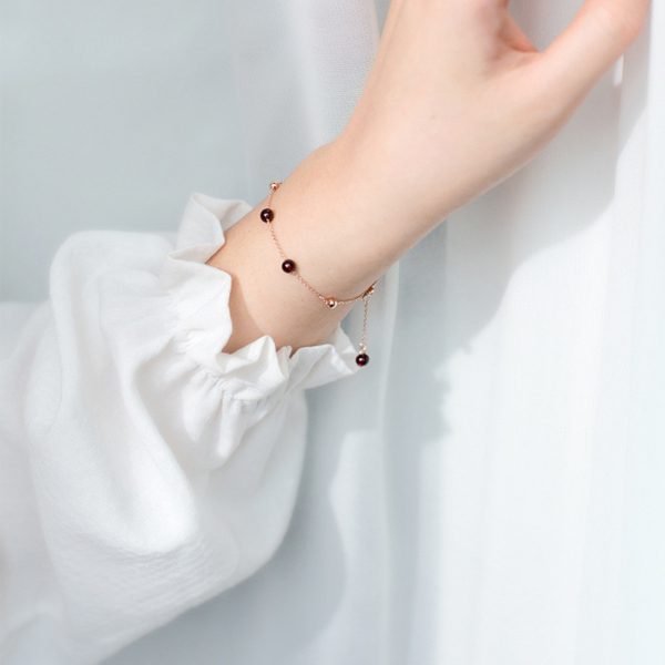 Vue alternative de Garnet Glow Bracelet