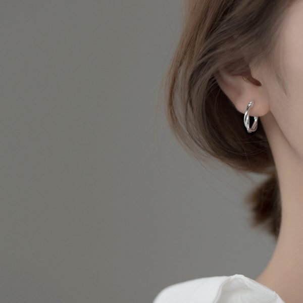 Vue alternative de Twisted Hoop Earrings