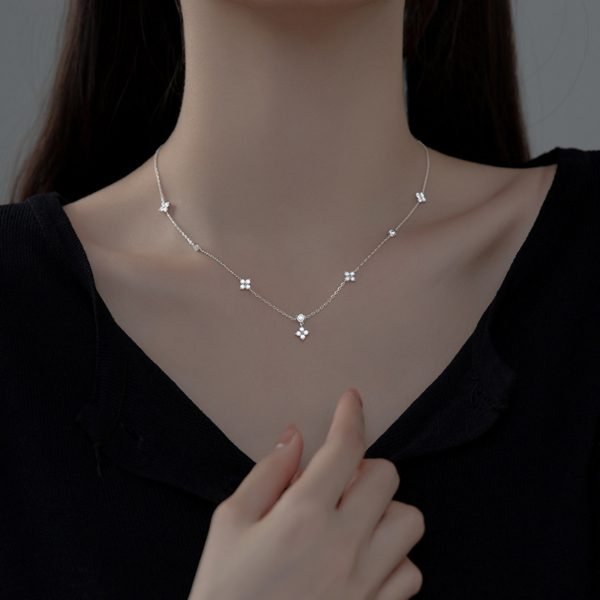 Vue alternative de Sparkling Petals Necklace