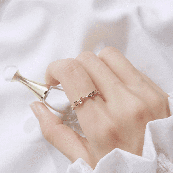 Vue alternative de Rose Thorn Gold Ring