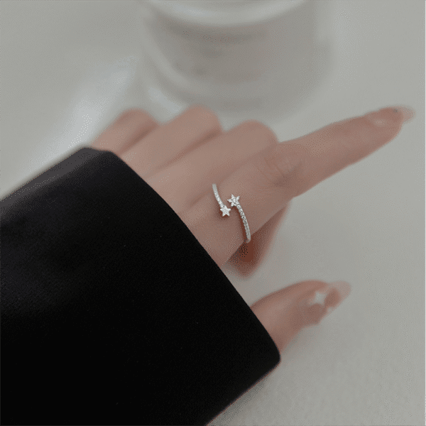 Vue alternative de Zircon-Adorned Starry Night Ring