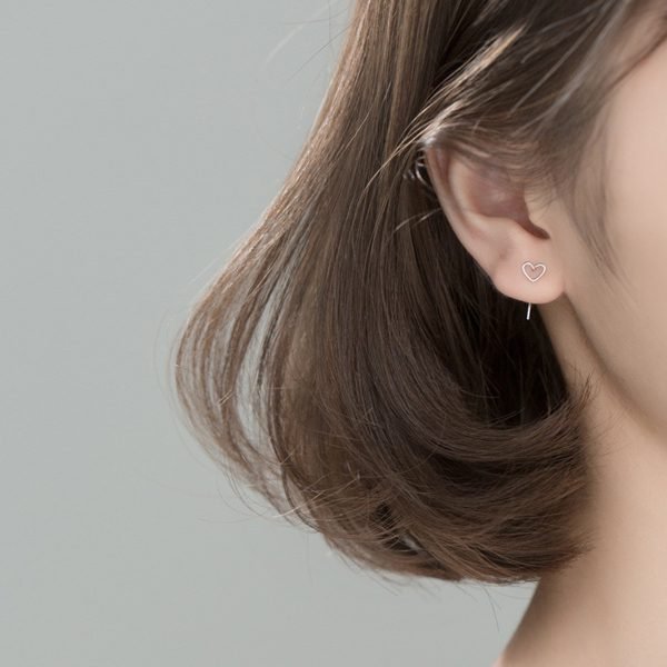 Vue alternative de Minimalist Open Heart Earrings