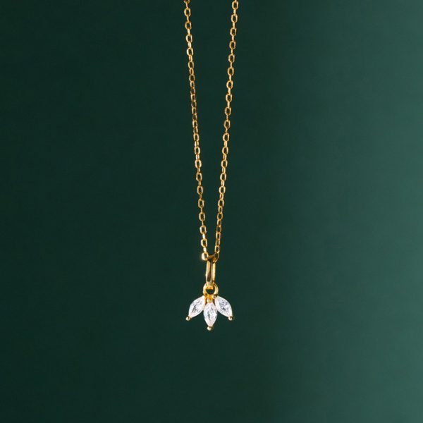 Vue alternative de Petal Grace Pendant Necklace