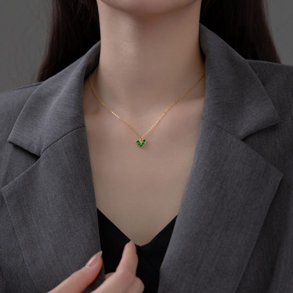 Vue alternative de Emerald Heartlight Necklace
