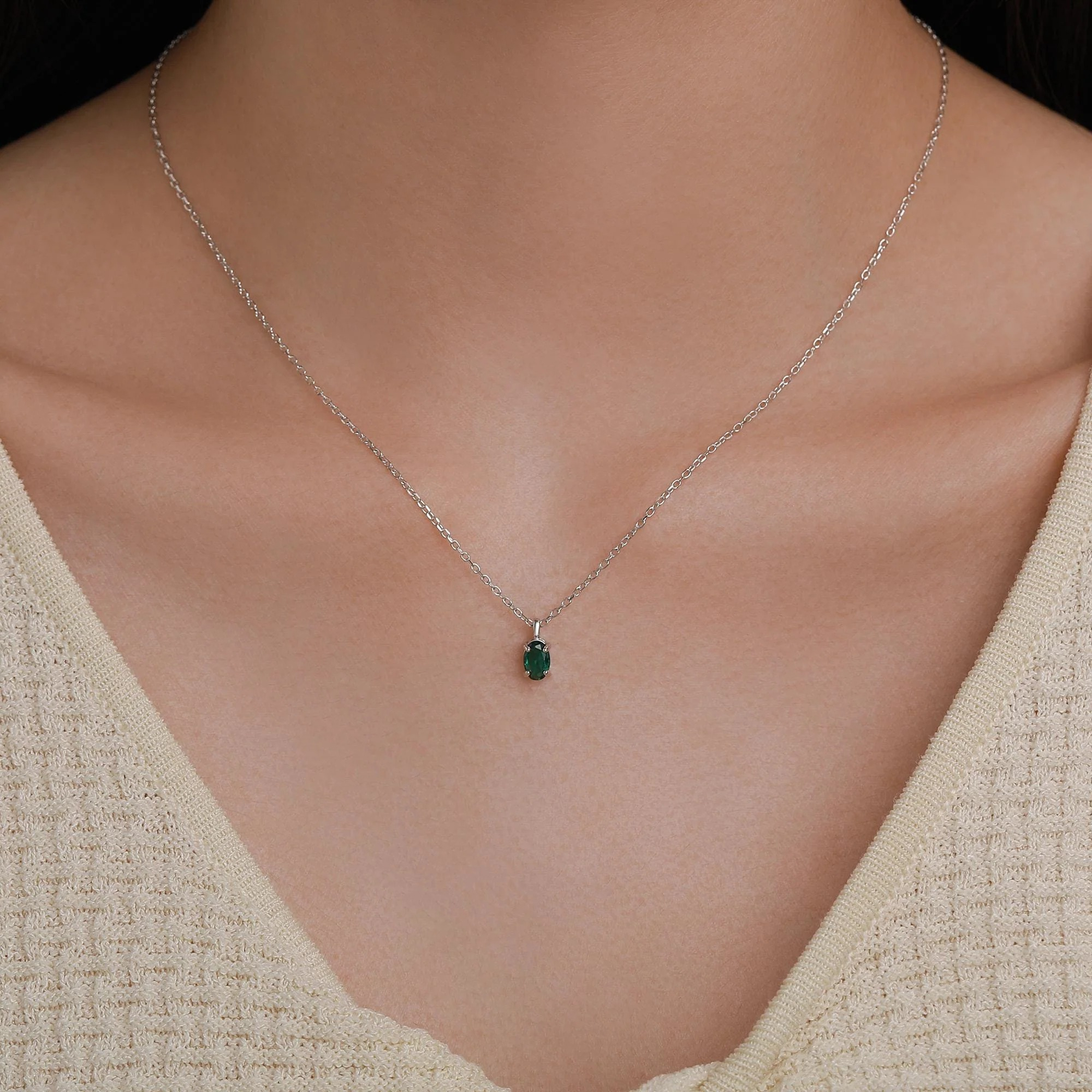 Vue alternative de Emerald Green CZ Oval Pendant Necklace
