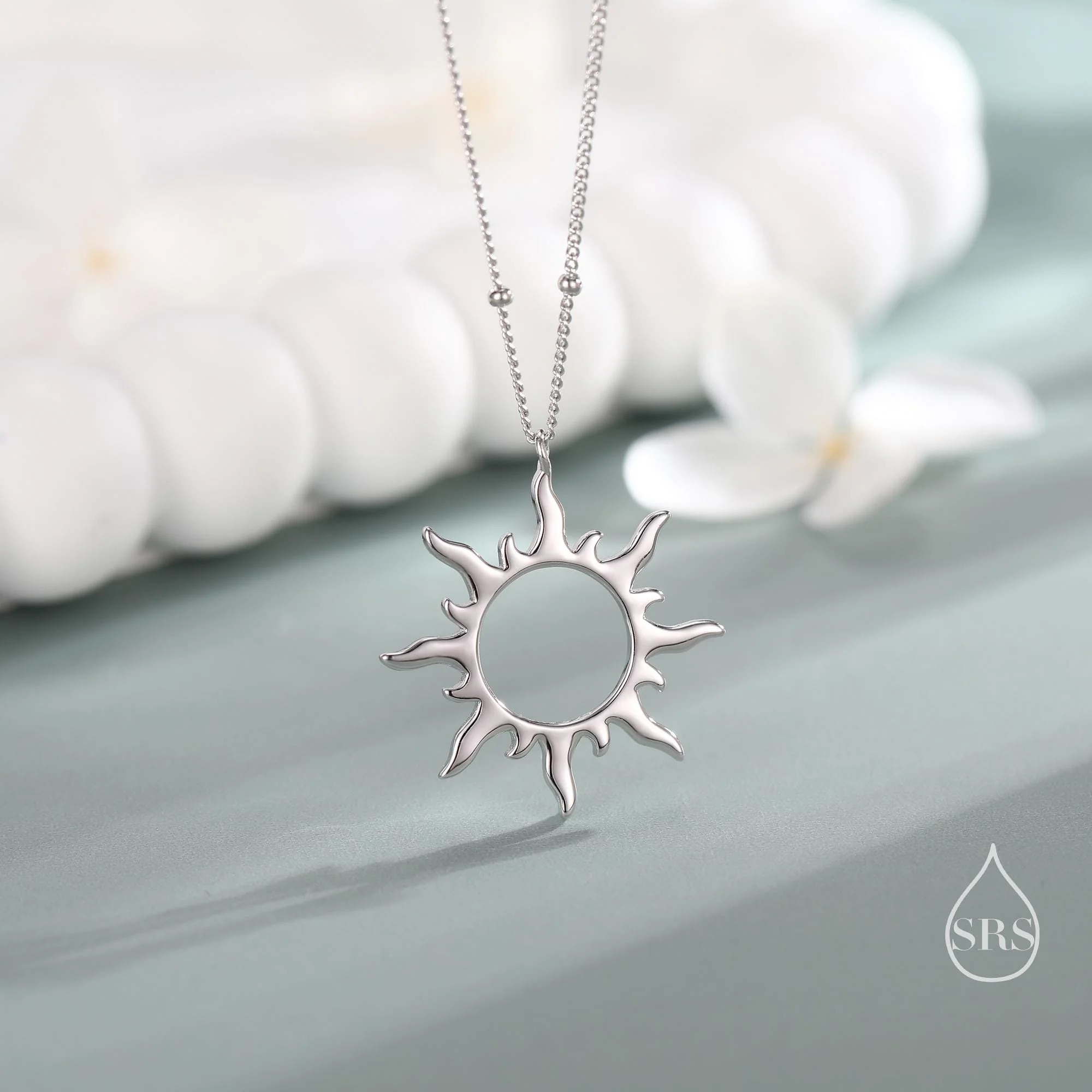 Vue alternative de Sun Ray Pendant Necklace