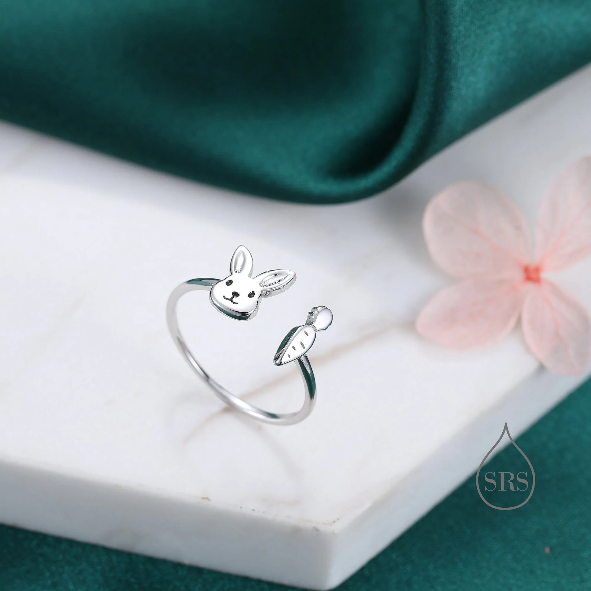 Vue alternative de Cute Rabbit & Carrot Open Ring