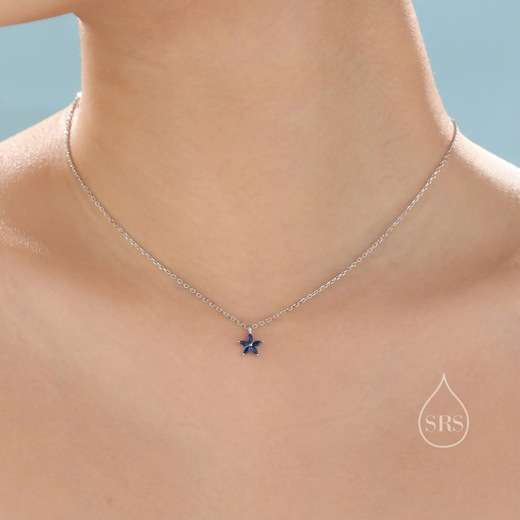 Collier pendentif fleur en zircon bleu saphir