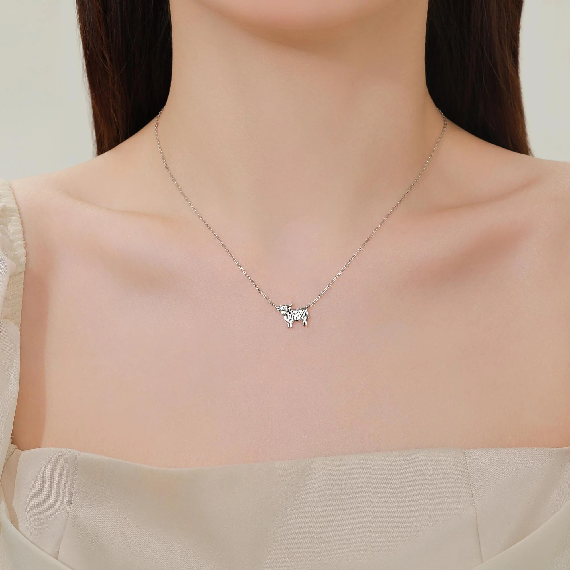 Vue alternative de Tiny Highland Cow Charm Necklace