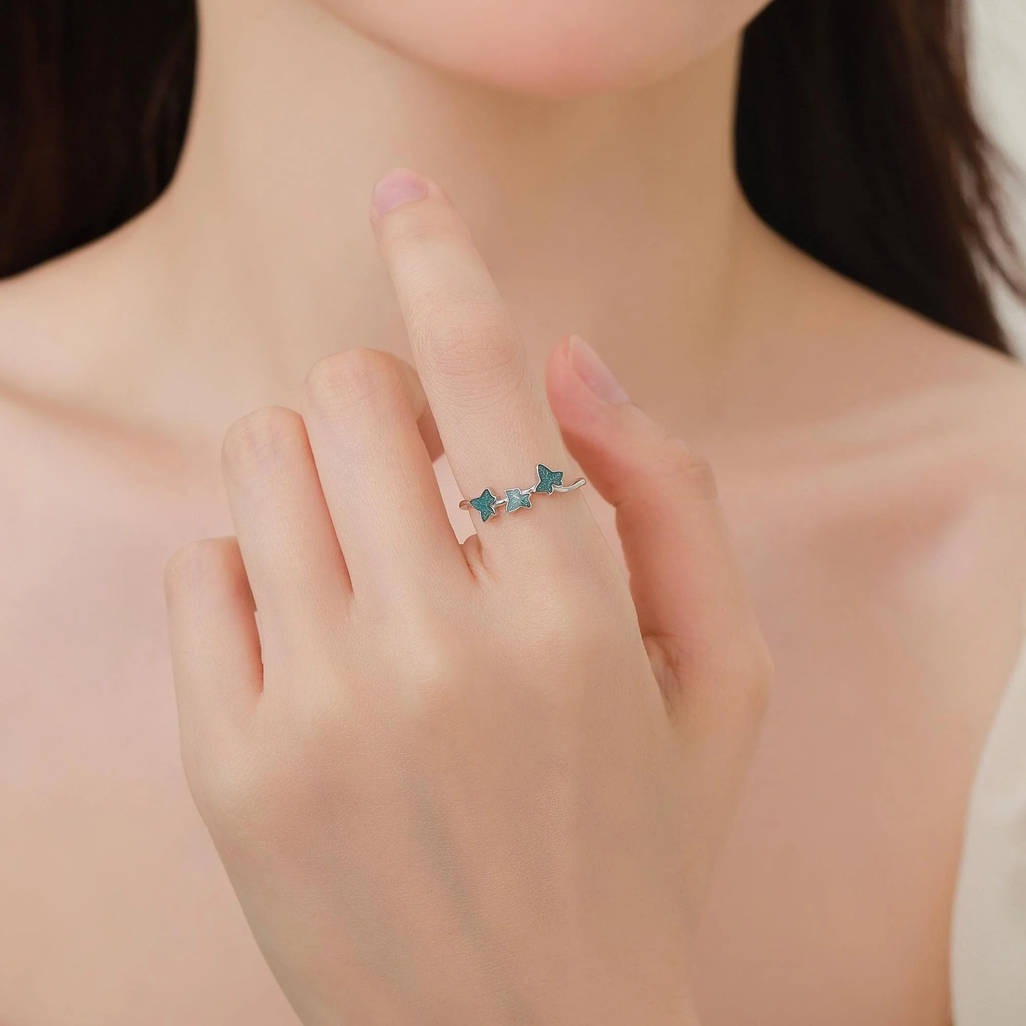 Vue alternative de Enamel Ivy Leaf Motif Ring