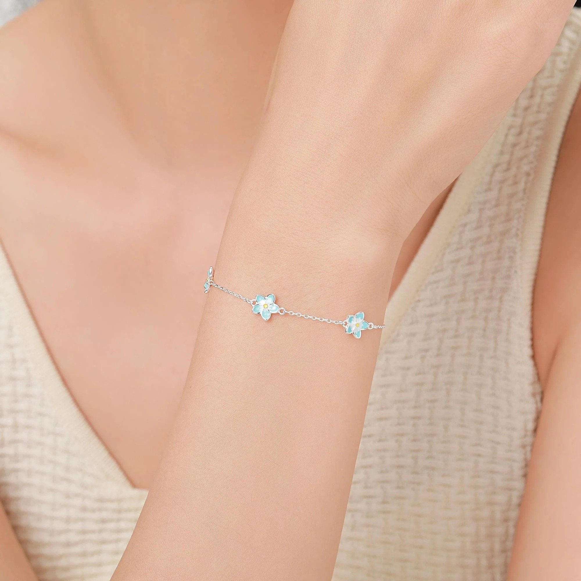 Vue alternative de Enamel Forget Me Not Flower Trio Charm Bracelet