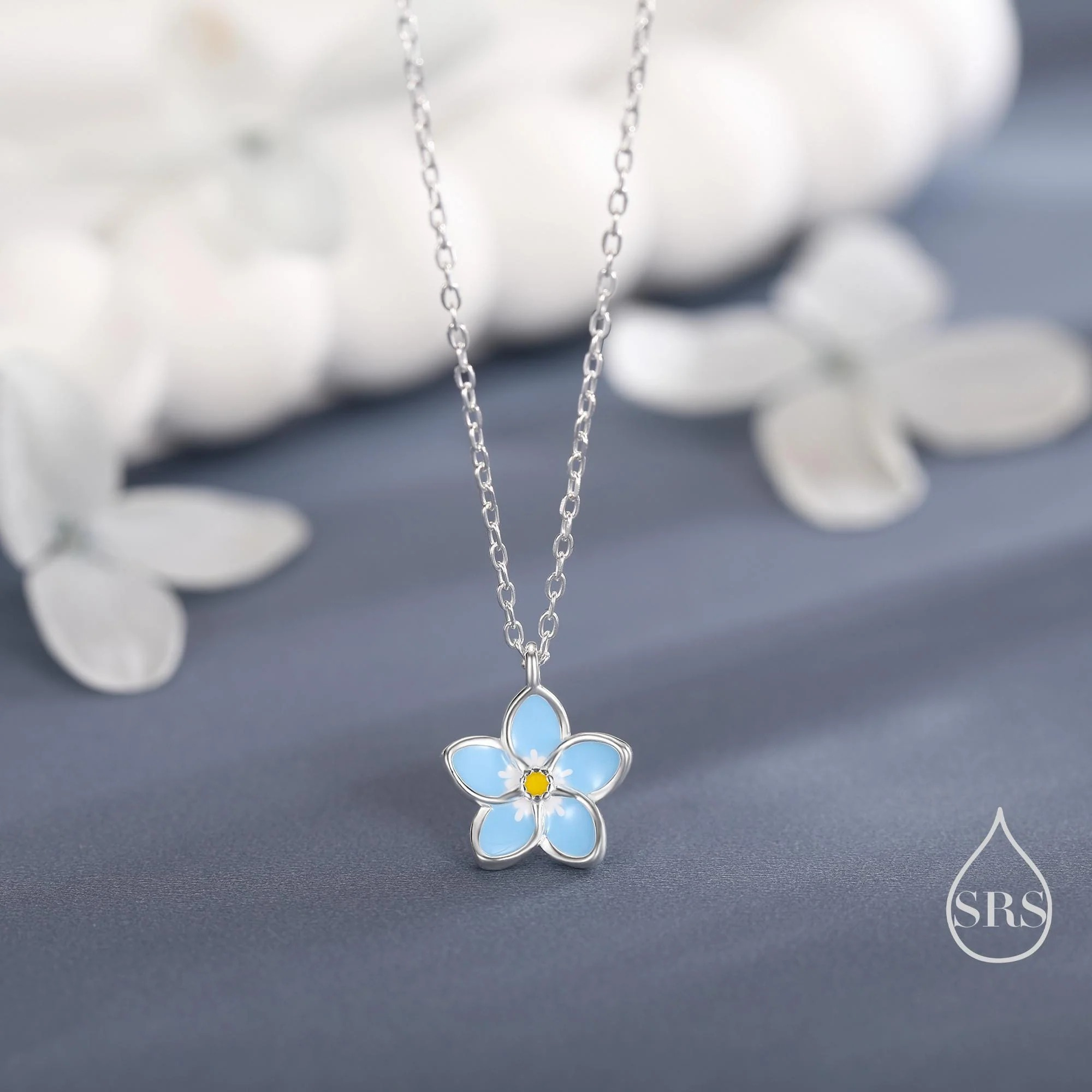 Vue alternative de Enamel Flower Pendant Necklace