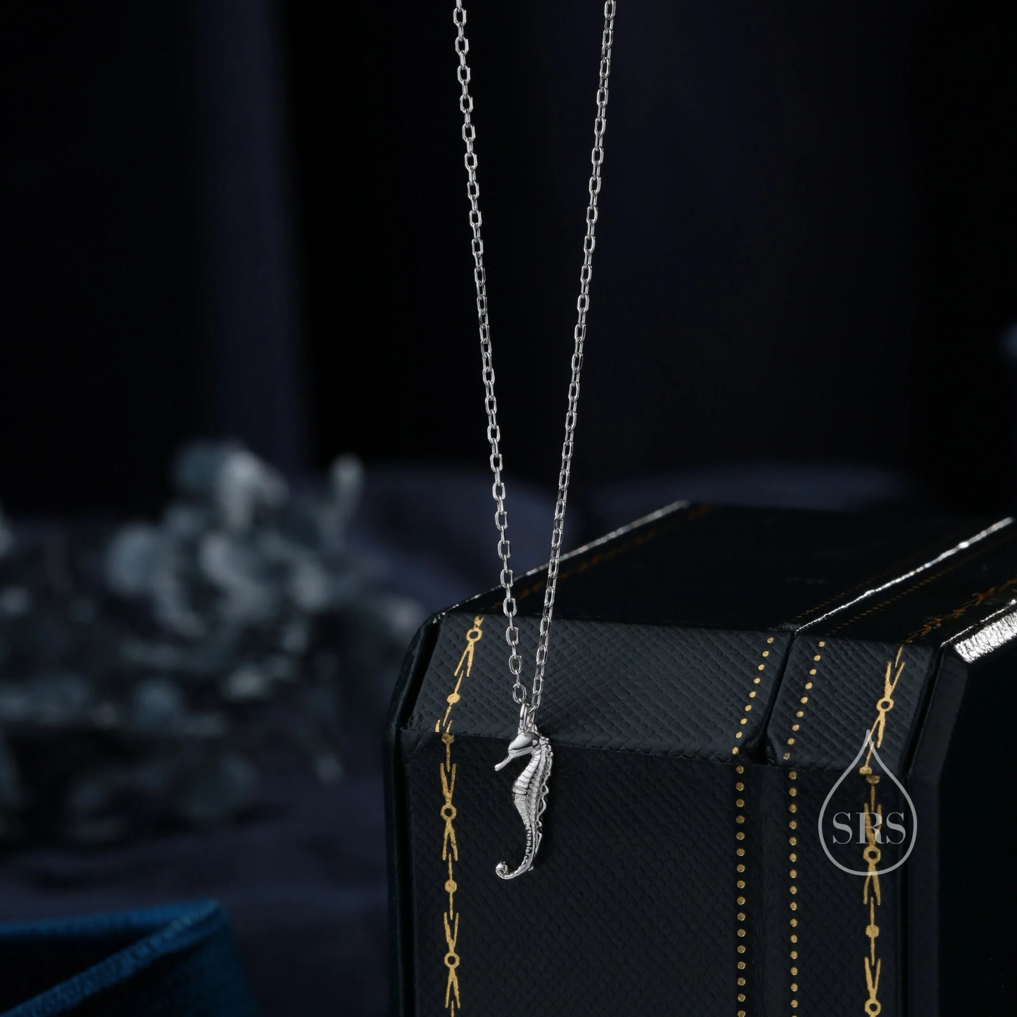 Vue alternative de Seahorse Pendant Necklace