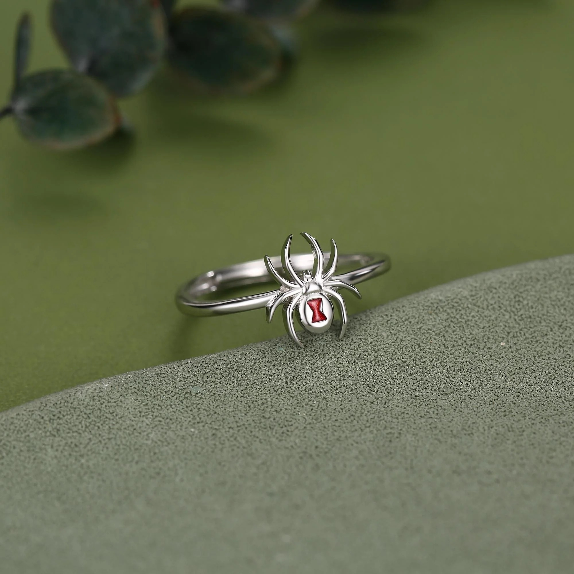 Vue alternative de Sterling Silver Black Widow Spider Ring