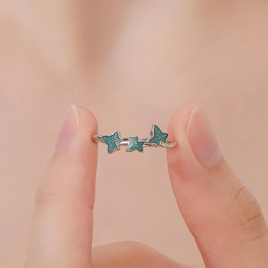 Enamel Ivy Leaf Motif Ring