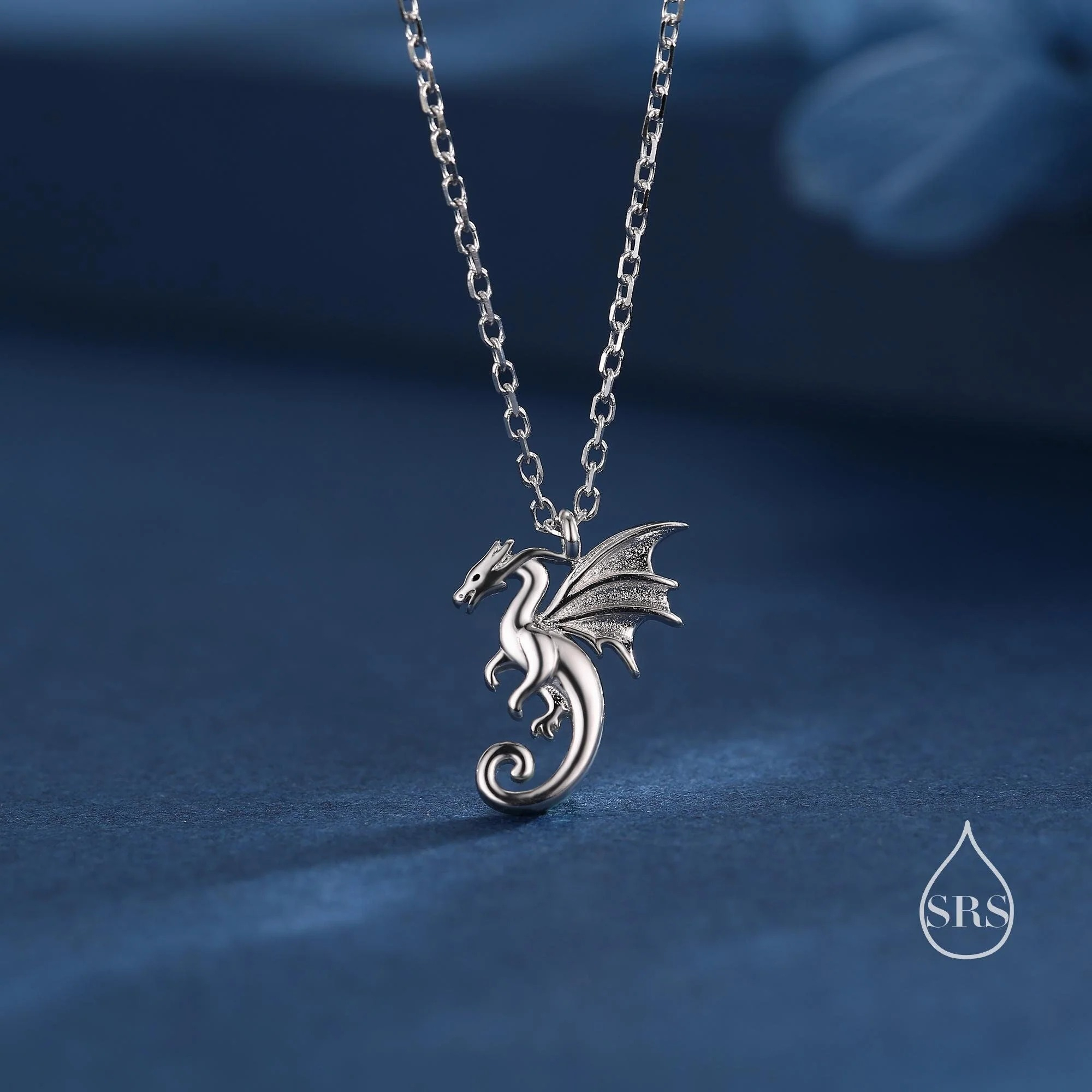 Vue alternative de Winged Dragon Pendant Necklace