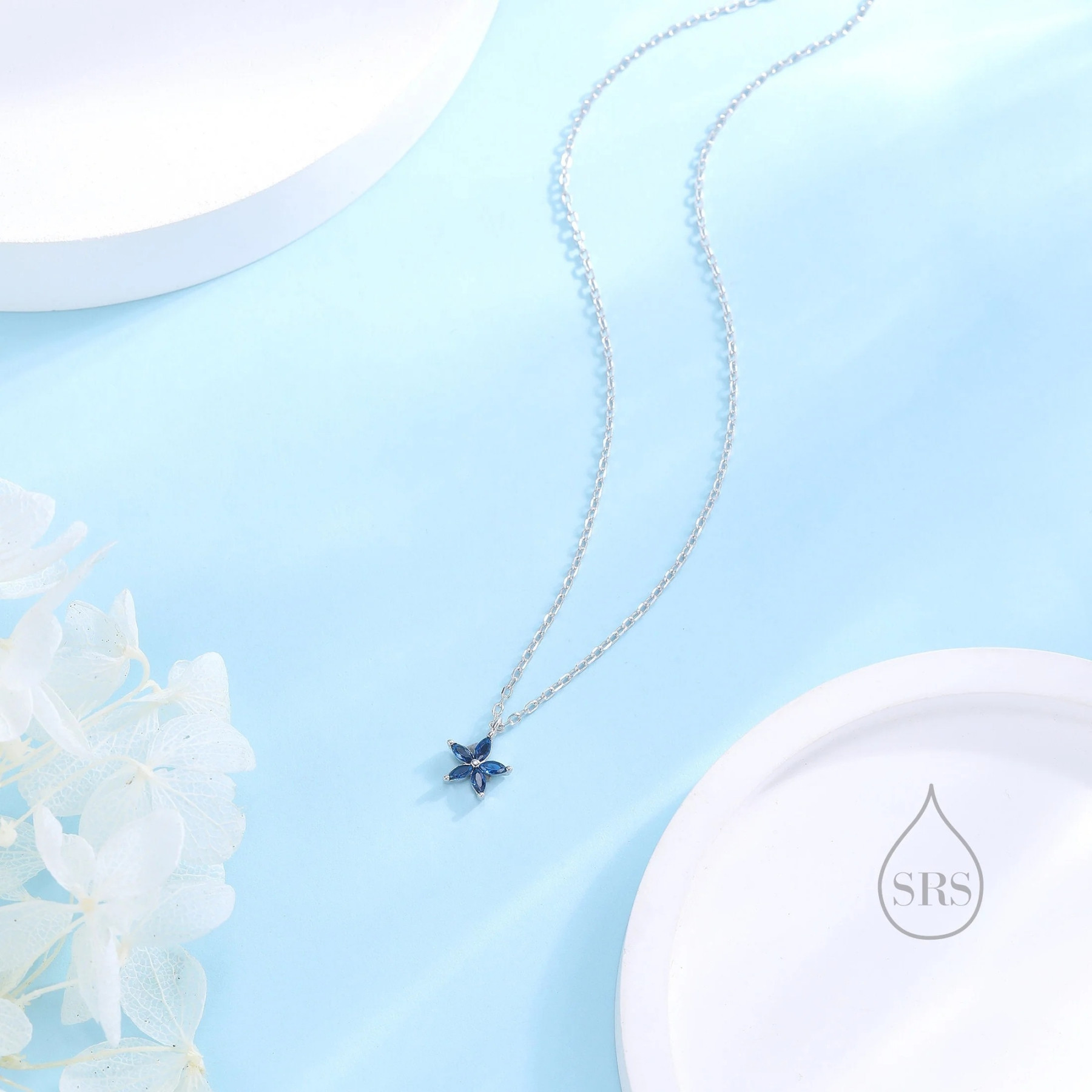 Alternative view of Collier pendentif fleur en zircon bleu saphir