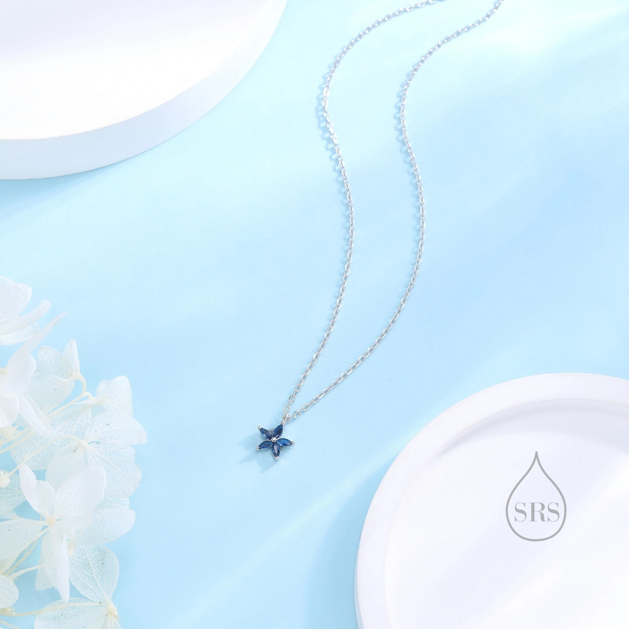 Vue alternative de Sapphire Blue CZ Flower Pendant Necklace