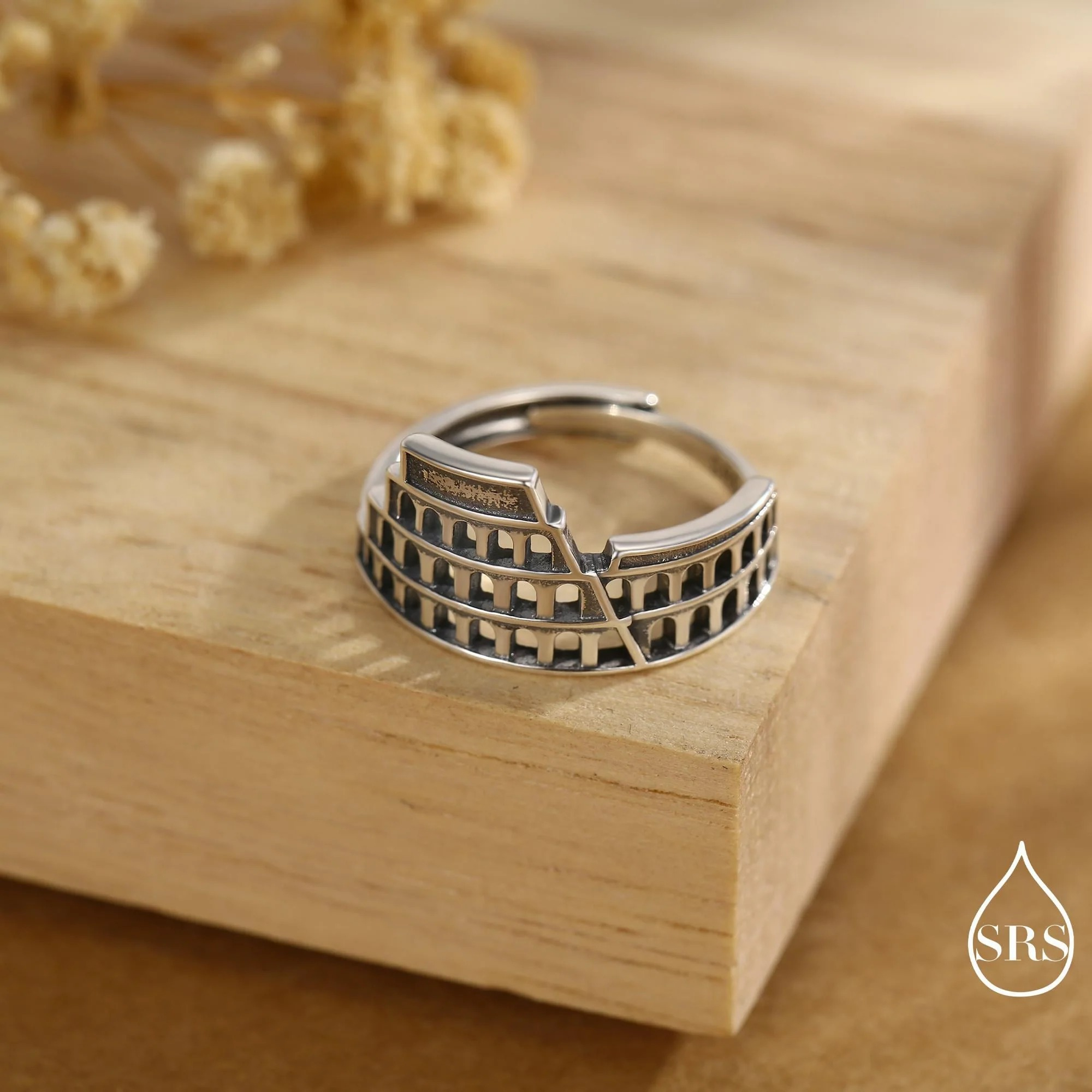 Vue alternative de Colosseum Inspired Statement Ring