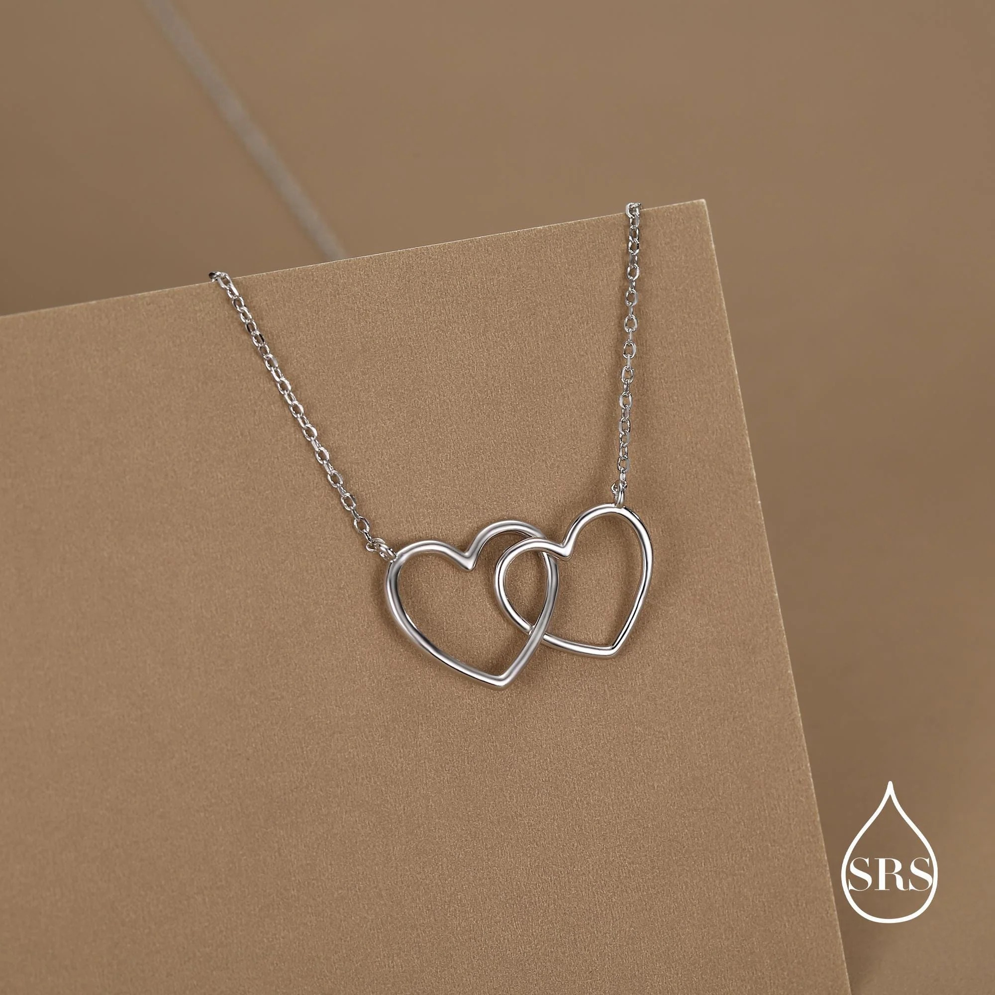 Vue alternative de Interlocking Heart Charm Necklace