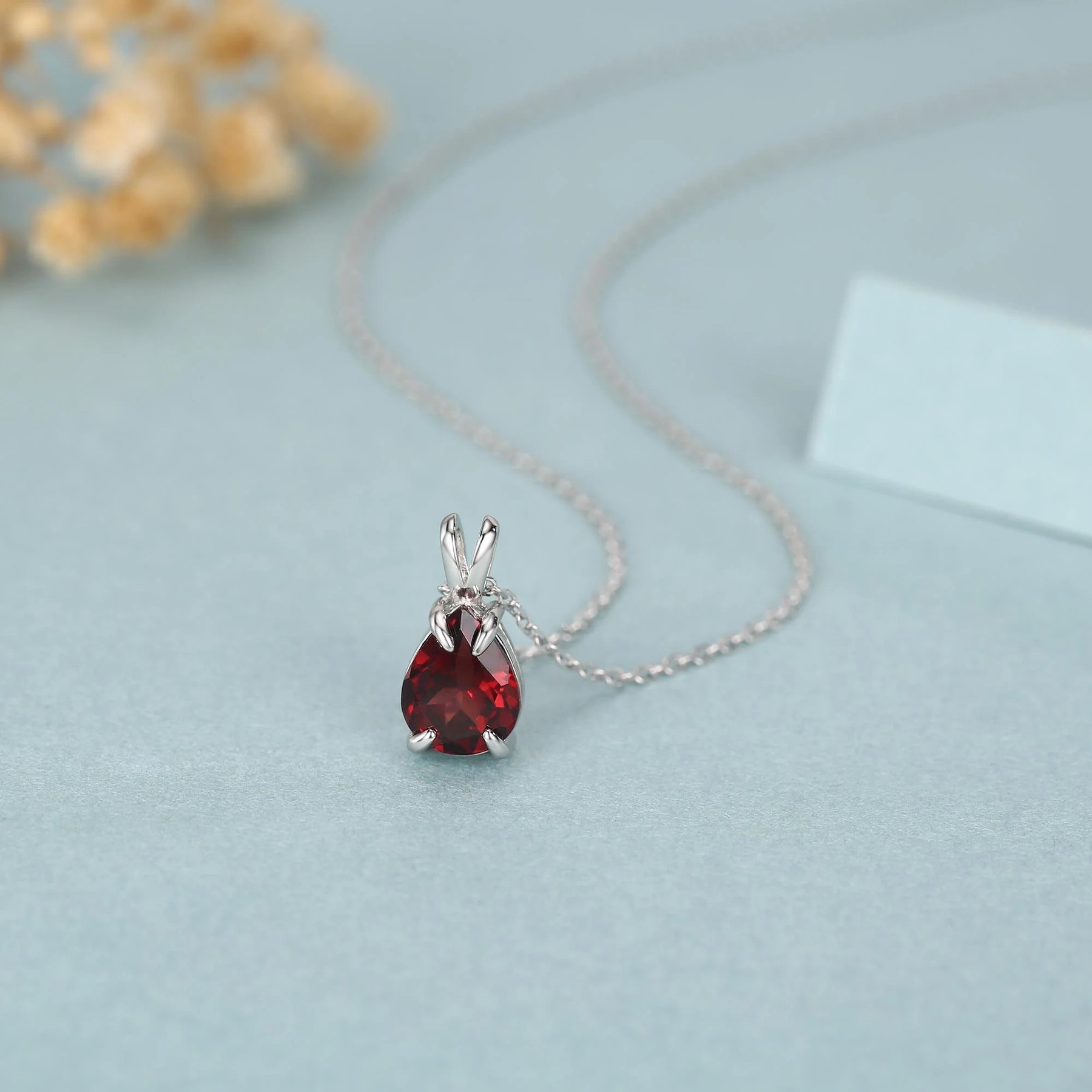 Alternative view of Collier pendentif en forme de larme de grenat