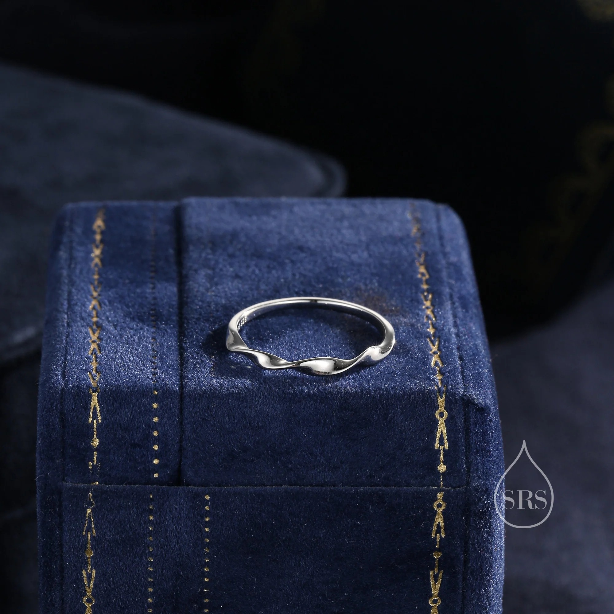 Vue alternative de Twist Wave Stacking Ring