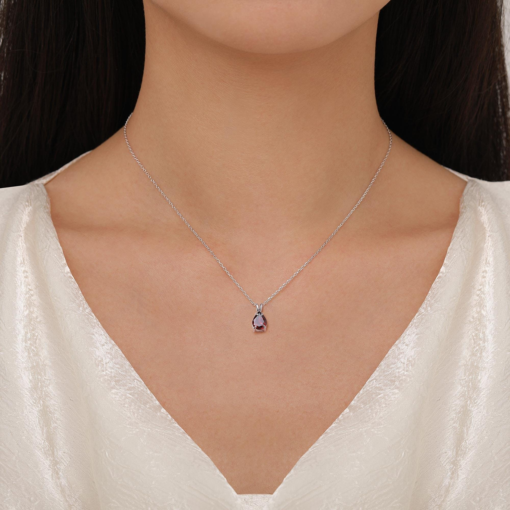 Vue alternative de Garnet Teardrop Pendant Necklace