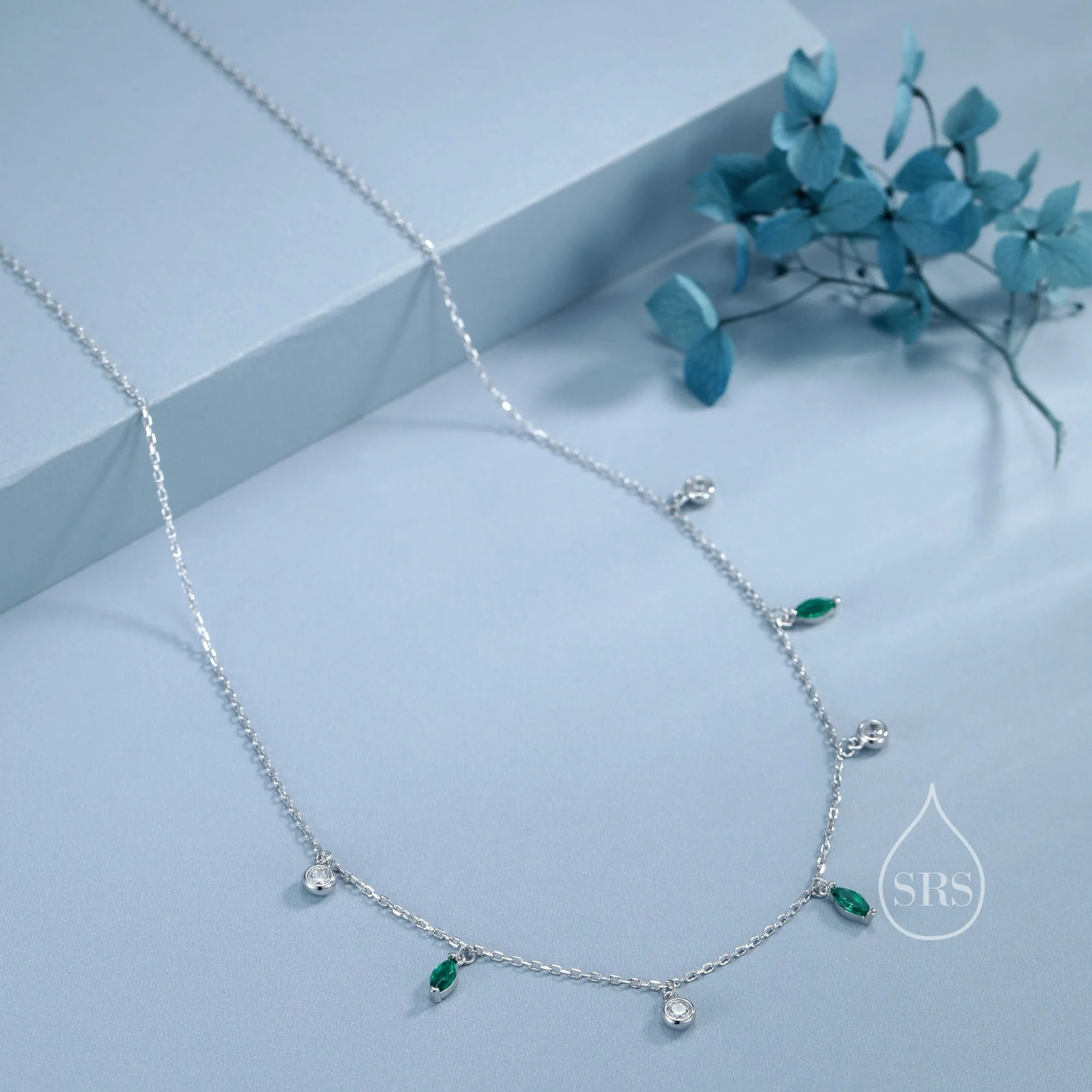 Vue alternative de Emerald Green CZ Satellite Chain Necklace