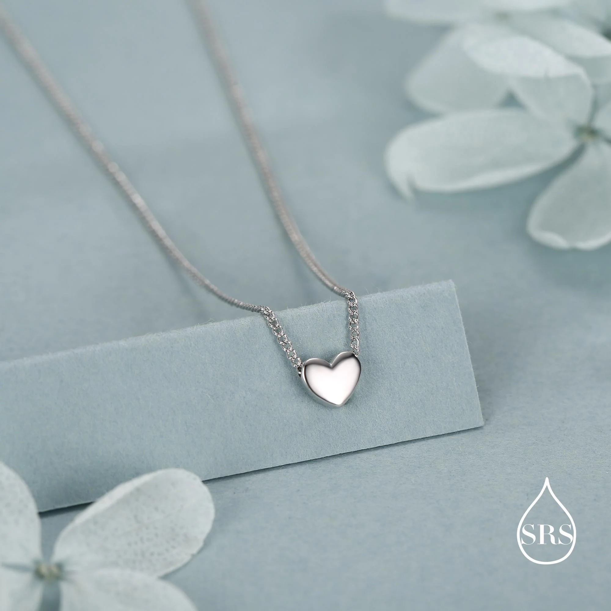 Vue alternative de Tiny Heart Charm Necklace