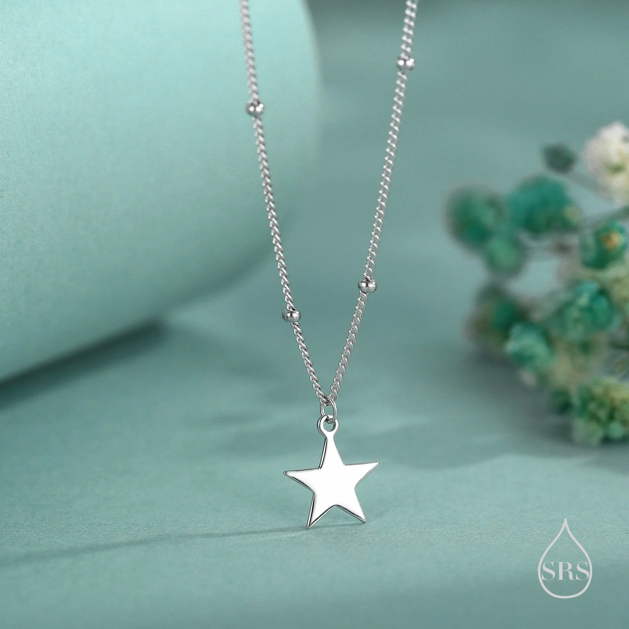 Vue alternative de Star Satellite Chain Pendant Necklace