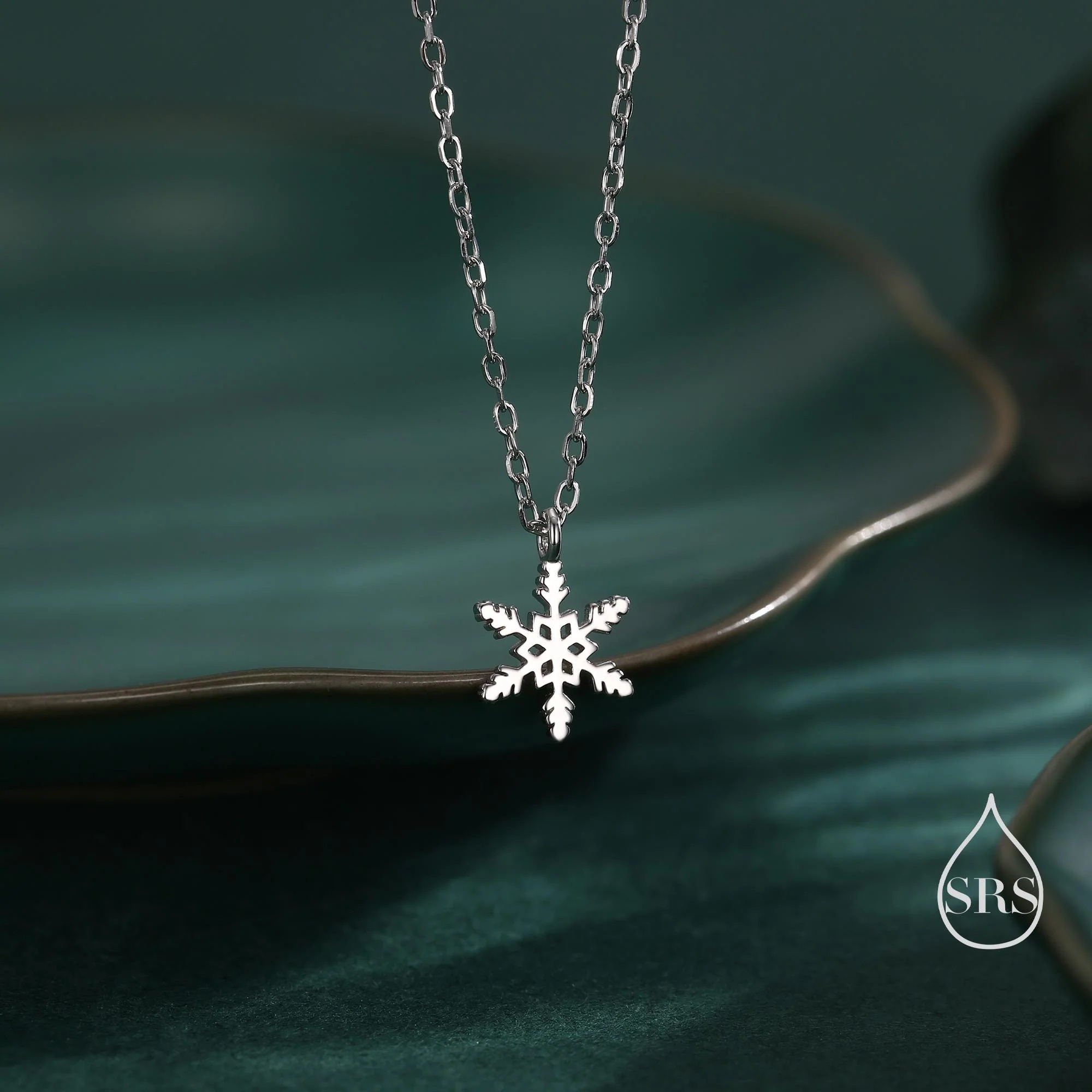 Vue alternative de Tiny Snowflake Pendant Necklace
