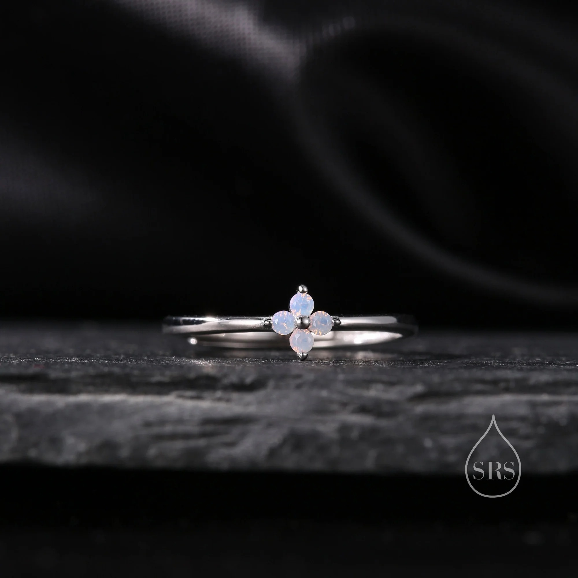 Vue alternative de Pink CZ Hydrangea Flower Adjustable Gemstone Ring