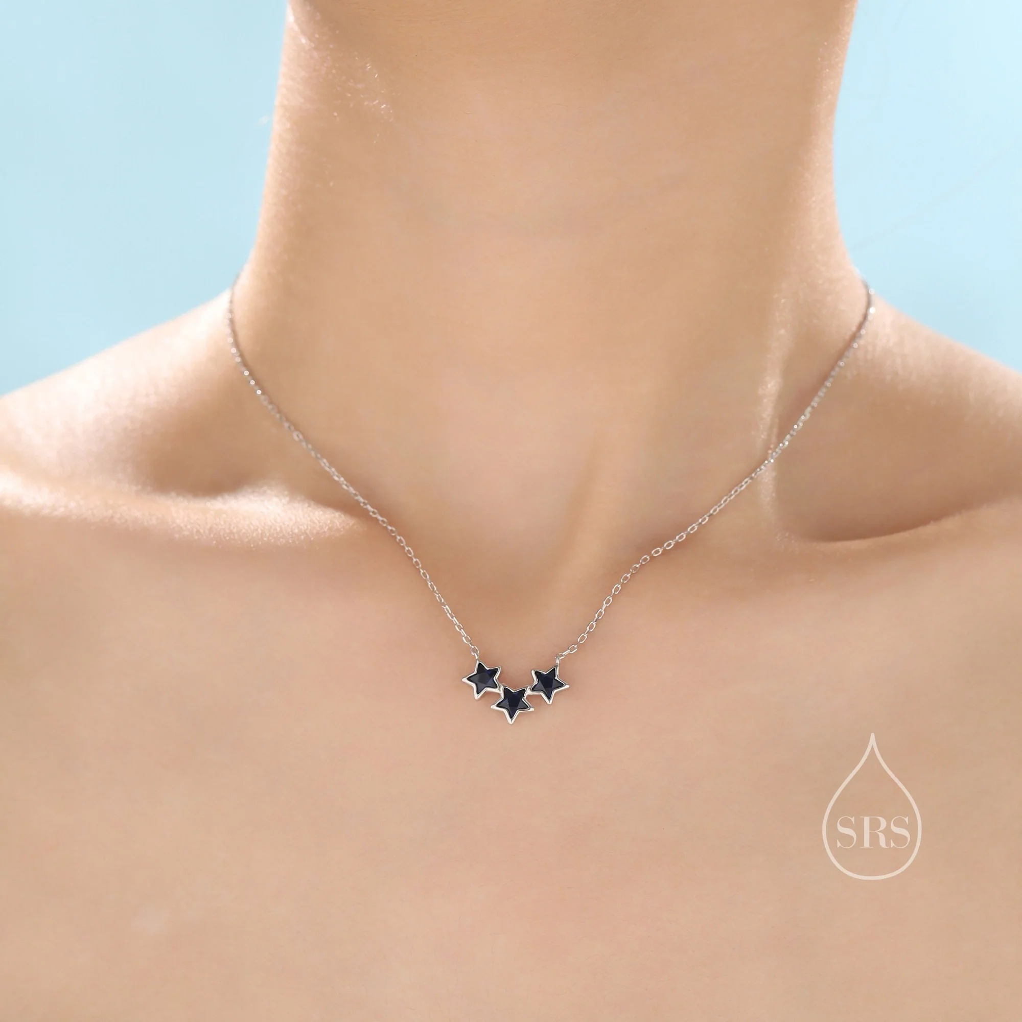 Vue alternative de Sapphire Blue CZ Triple Star Charm Necklace