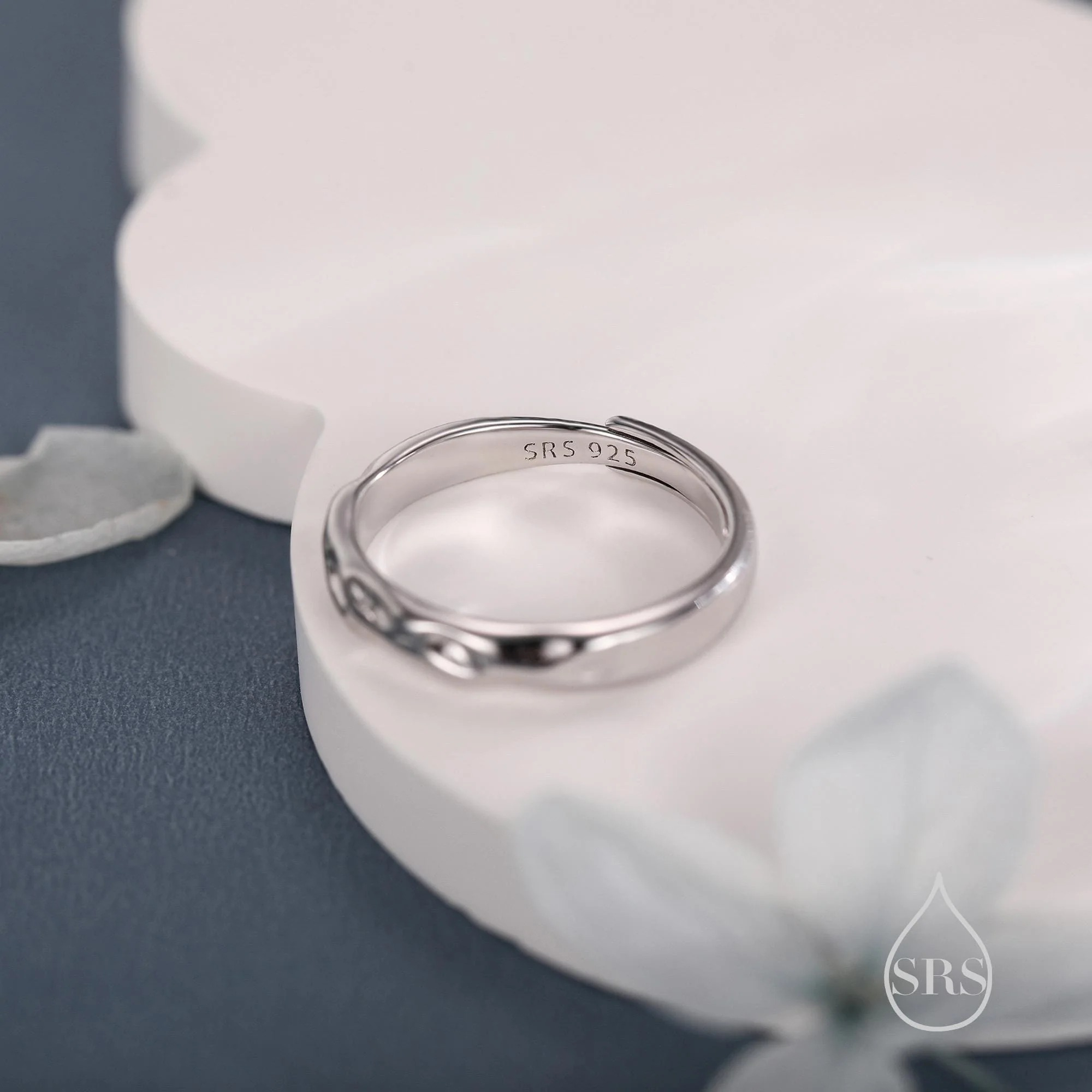 Vue alternative de Ripple Wave Stacking Ring