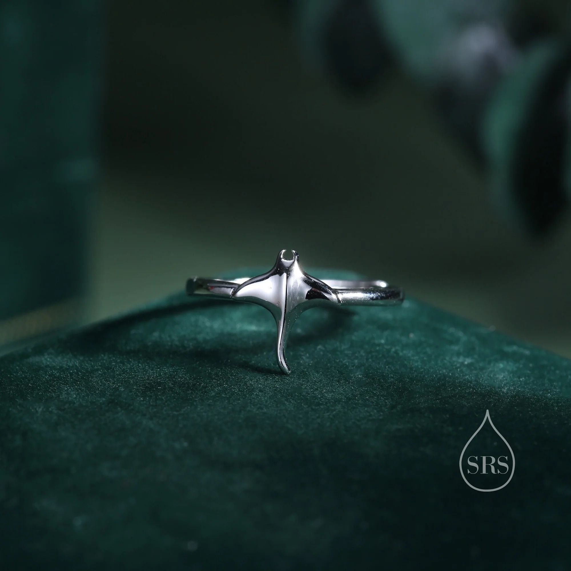Tiny Manta Motif Ring - Image 2