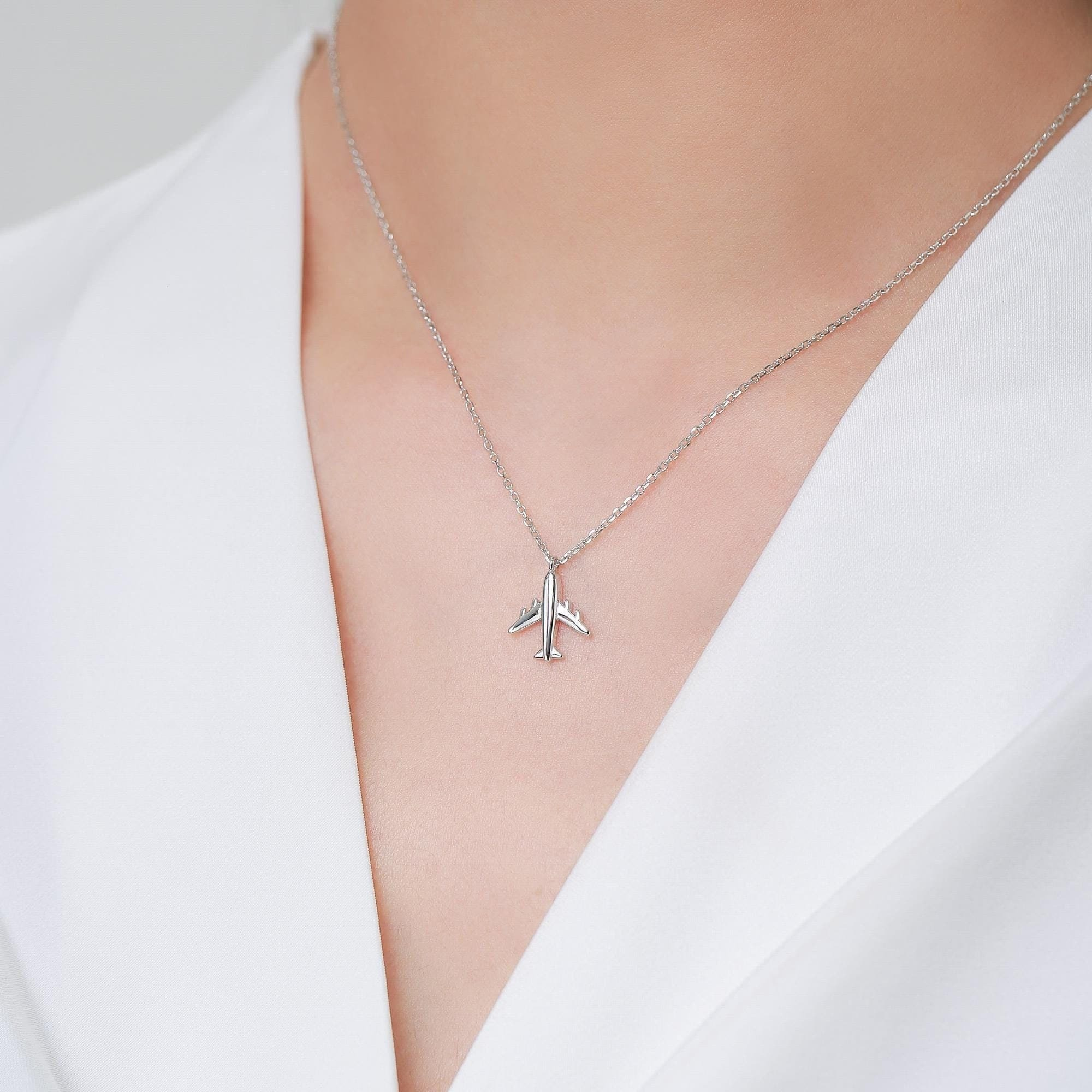 Vue alternative de Tiny Plane Pendant Necklace