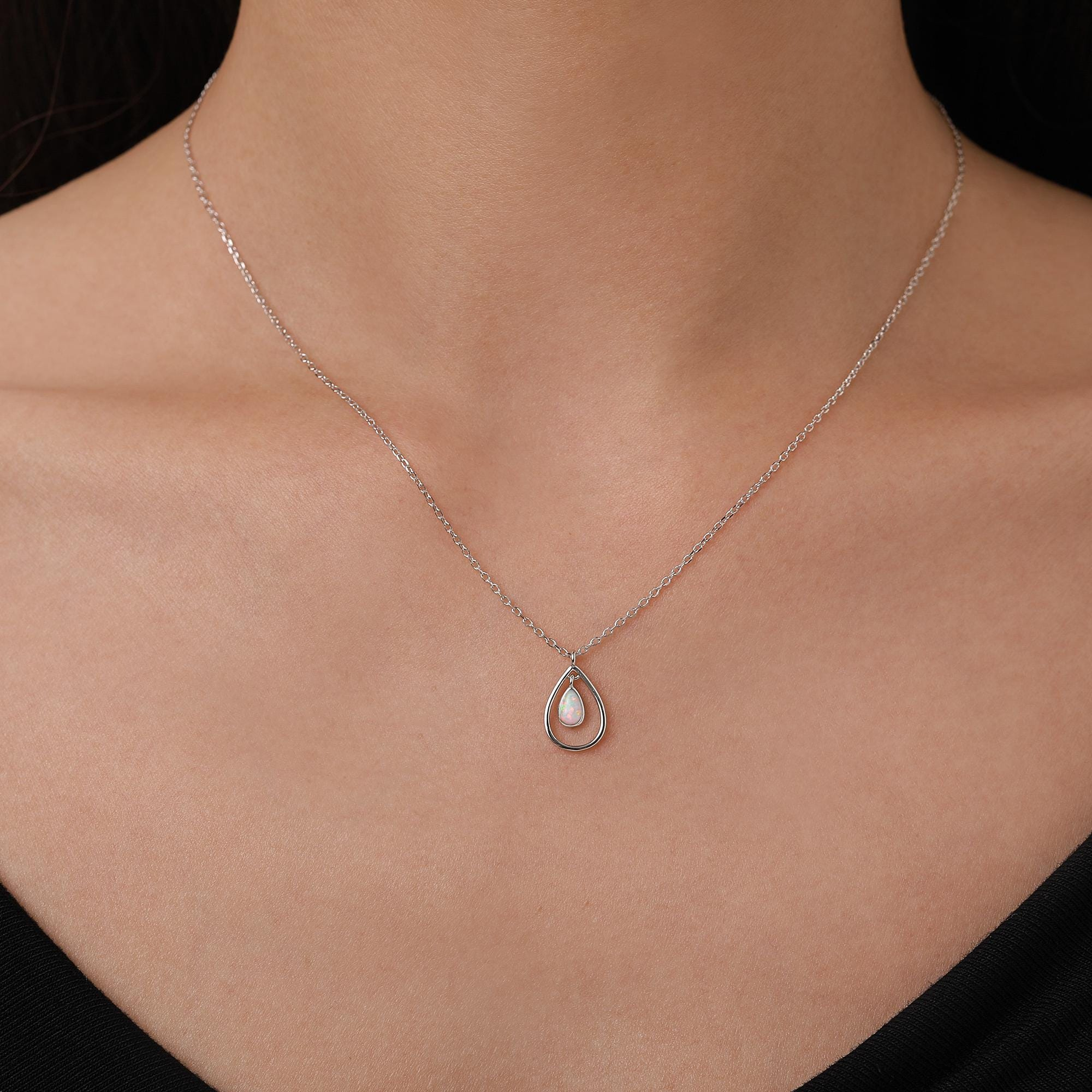 Vue alternative de Opal Teardrop Pendant Necklace