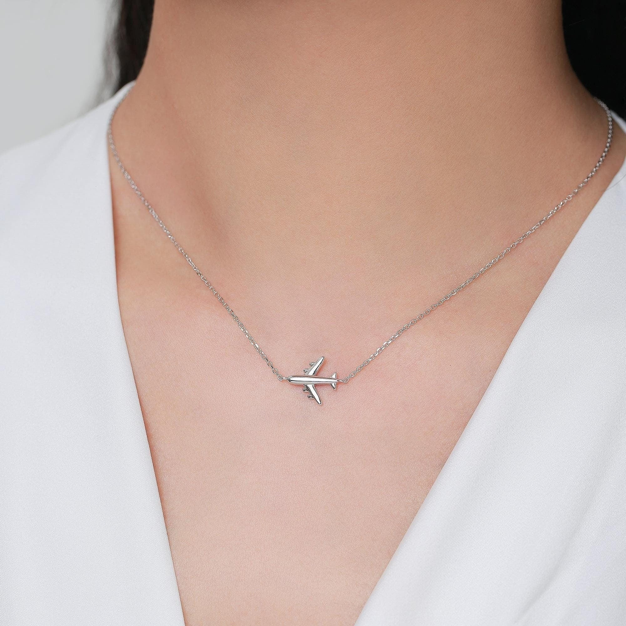 Vue alternative de Tiny Plane Charm Necklace
