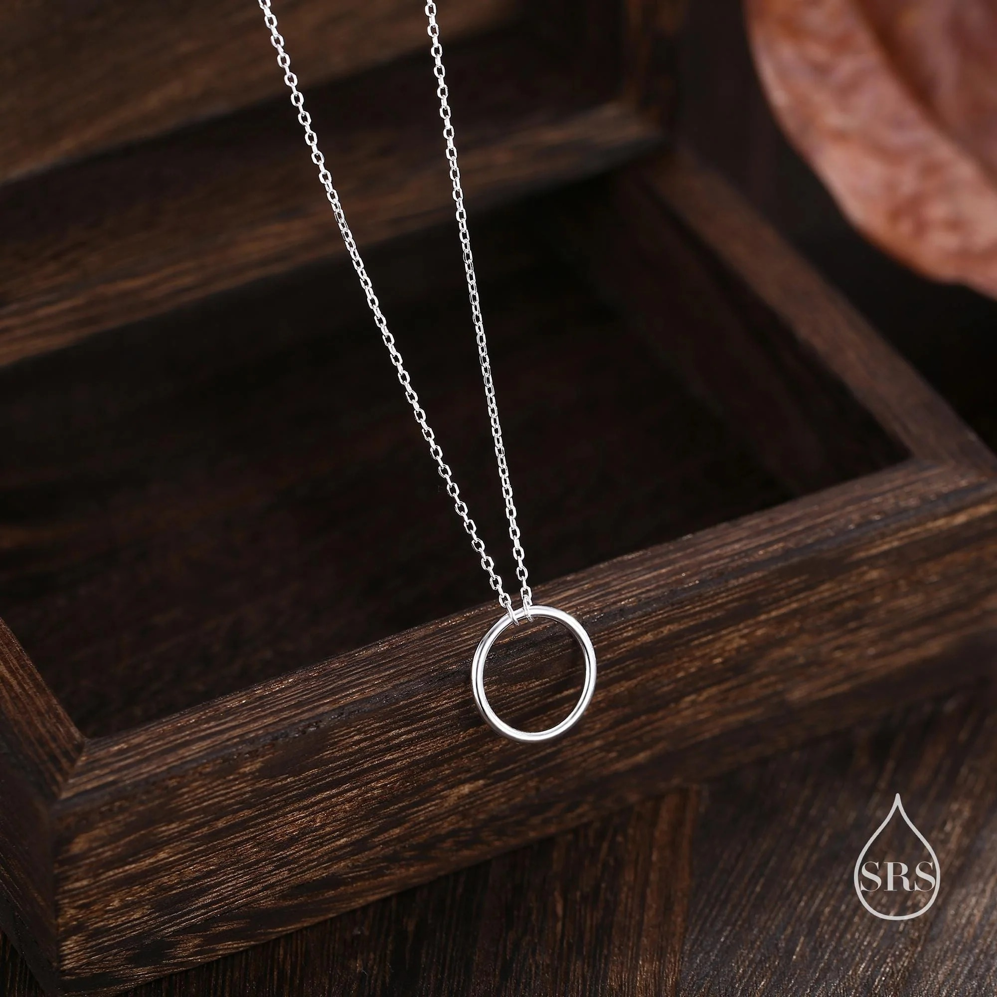 Vue alternative de Minimal Circle Pendant Necklace