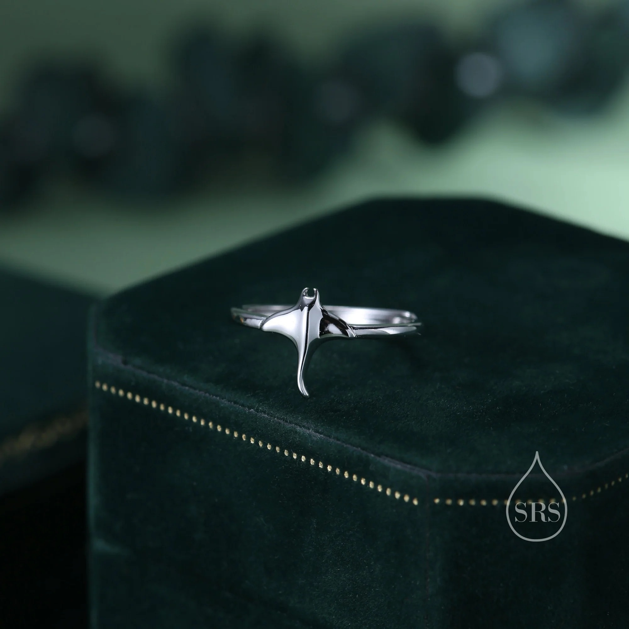 Tiny Manta Motif Ring - Image 5