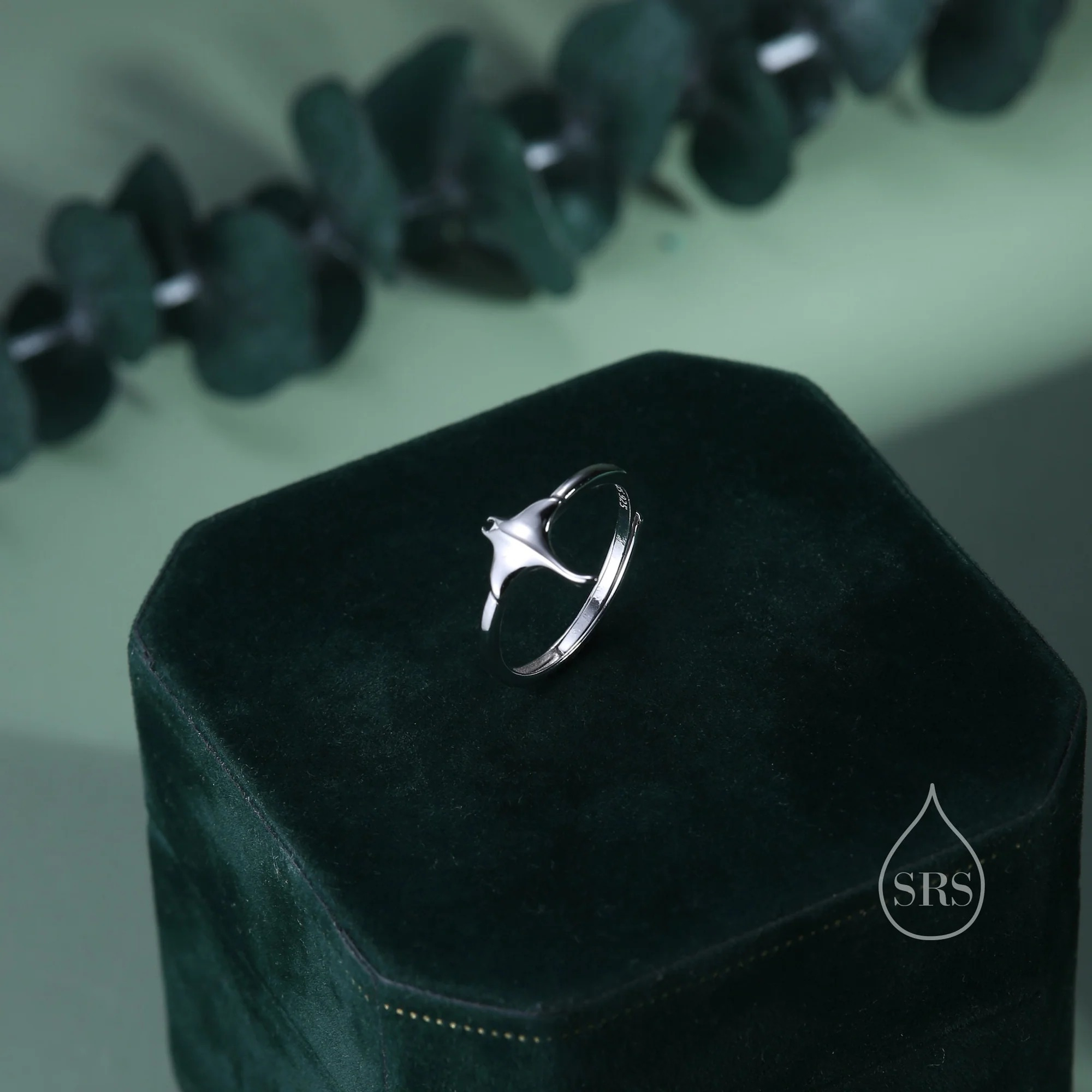 Tiny Manta Motif Ring - Image 6