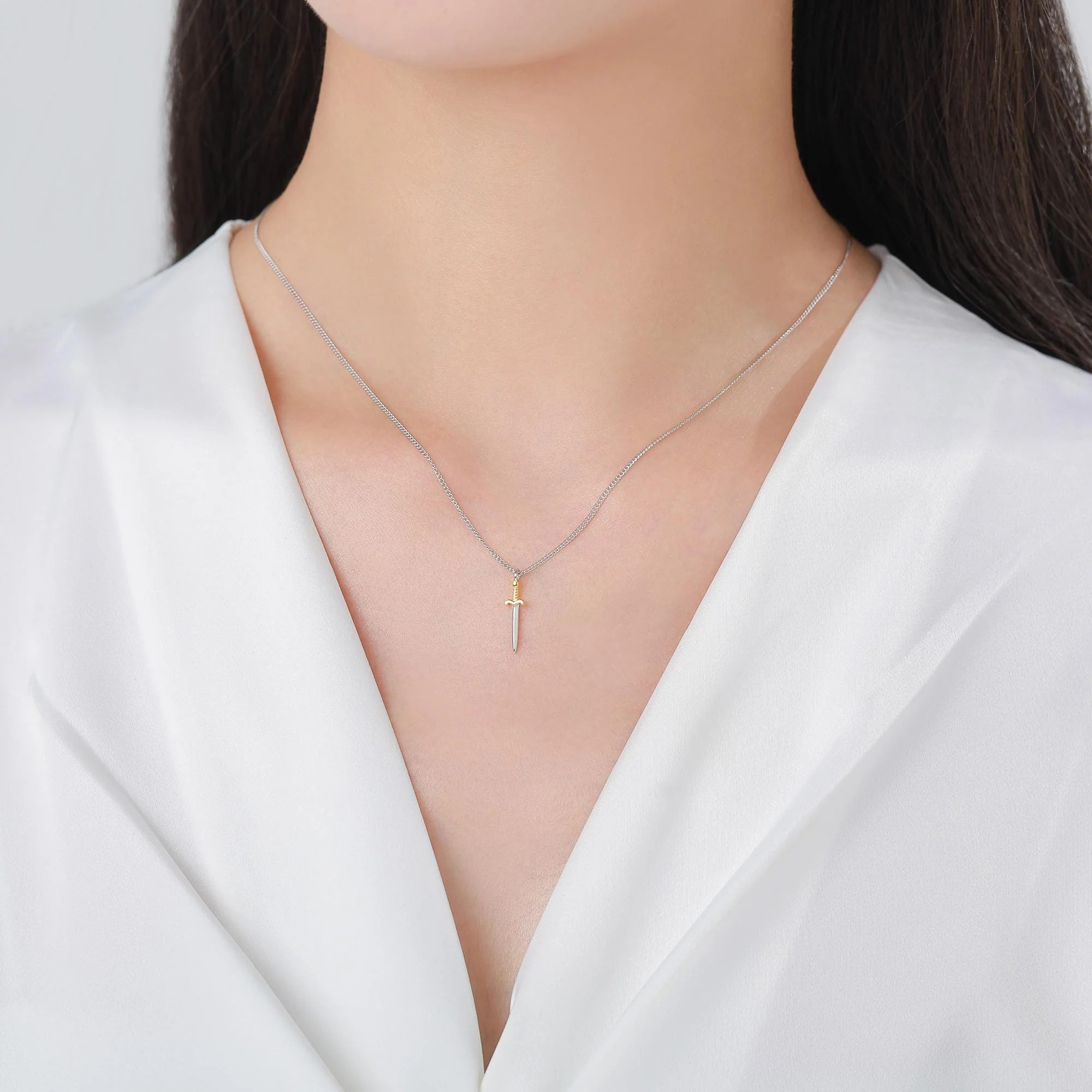 Vue alternative de Two-Tone Sword Pendant Necklace