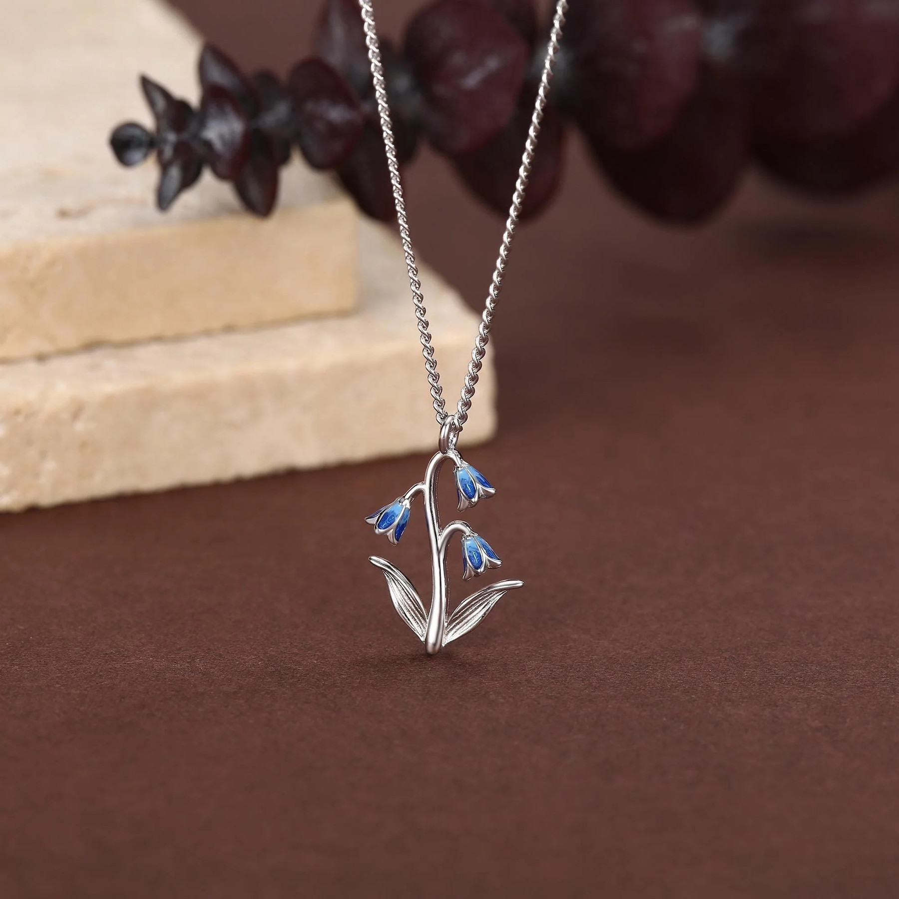 Alternative view of Collier en argent sterling émaillé avec une fleur de jacinthe des bois