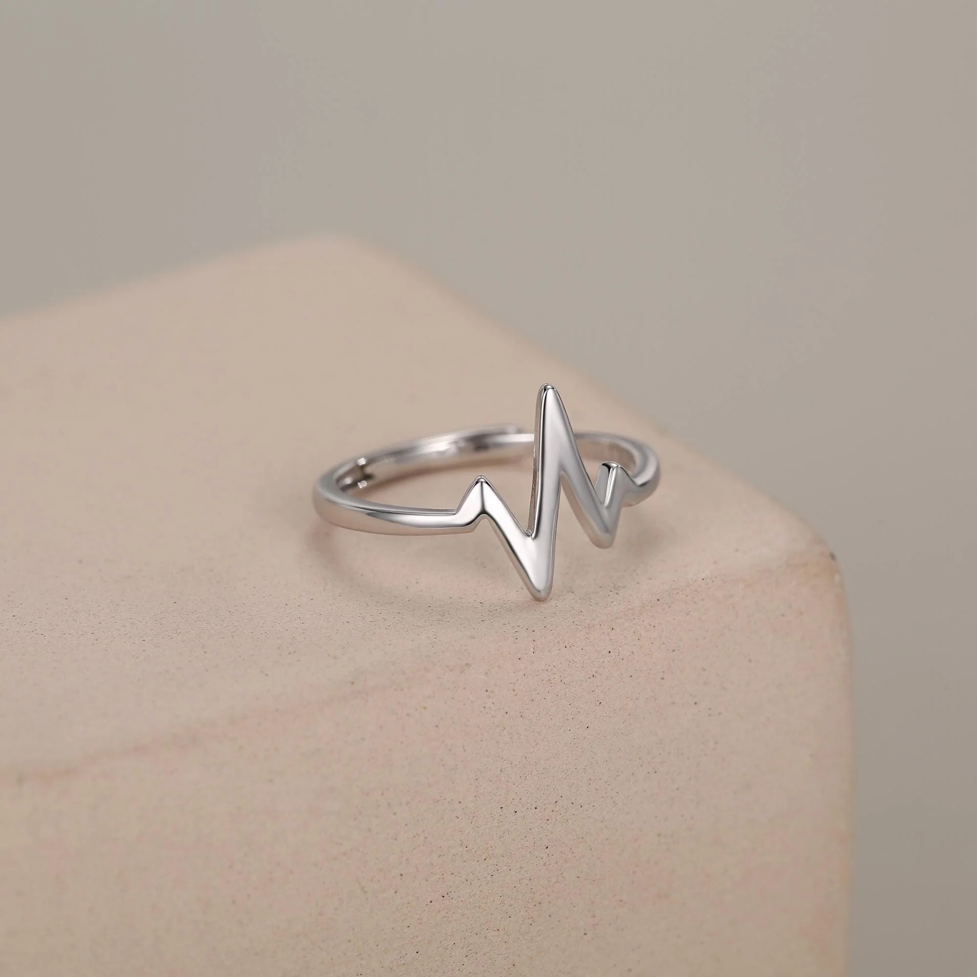 Vue alternative de Dainty Heartbeat ECG Motif Ring