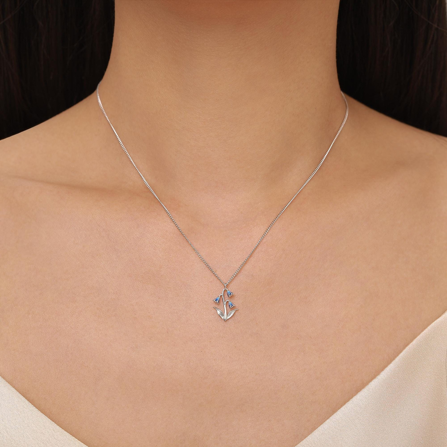 Collier en argent sterling émaillé avec une fleur de jacinthe des bois